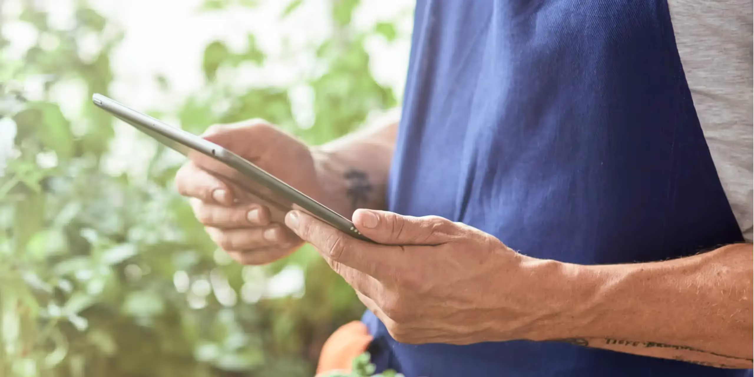 Indoor grower using a tablet to record crop registration data in a greenhouse